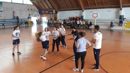 “Gimme five” al Palakro, Crotone si è divertita con Easy basket Continuano i progetti itineranti tra Basket & Scuola in tutta la regione