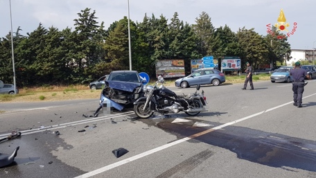 Incidente sulla SS 106 tra un’auto e una moto, 2 feriti L'impatto è avvenuto nel comune di Sellia Marina allo svincolo per la frazione Uria