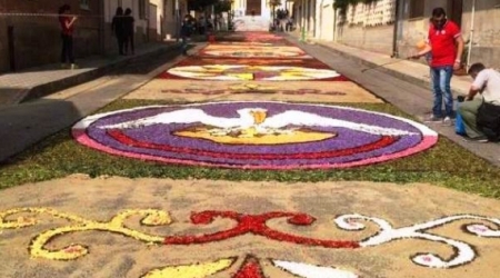 A Gallico Marina la quarta edizione dell’Infiorata Momento di raccoglimento e preghiera nella domenica della solennità del Corpus Domini