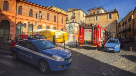 Operai senza lavoro minacciano di buttarsi da un tetto Sul posto presenti Vigili del Fuoco, Polizia di Stato e Carabinieri