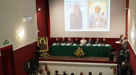 Presentato il libro “I Nuovi Diademi della Vergine di Czestochowa” L’opera, stampata dalla Tipografia Vaticana, illustra il viaggio che ha portato il maestro Michele Affidato alla realizzazione dei diademi per la “Regina della Polonia”