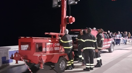 Tentano recupero pallone, scomparsi in mare 2 giovani Avviate le ricerche dei ragazzi originari del Gambia