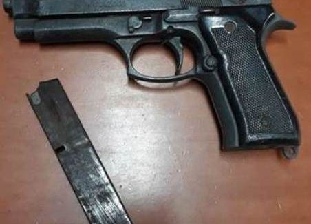 Girava con una pistola alla cintola, bloccato dai Carabinieri L’uomo è stato arrestato con l’accusa di porto di arma clandestina e posto agli arresti domiciliari 