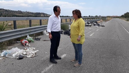 Bonifica discariche abusive nel territorio catanzarese Operazione di pulizia delle strade nei Comuni di Borgia e San Floro