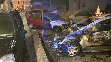 Incendio nel Catanzarese: sei vetture coinvolte Intervento dei Vigili del Fuoco. Accertamenti in atto circa l'origine del rogo