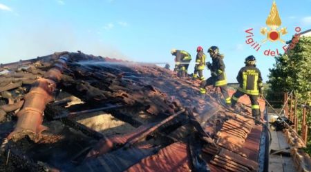 Incendio in stabile stazione Sant’Andrea Apostolo Ionio Intervento dei Vigili del Fuoco. Le cause del rogo sono ancora in fase di accertamento