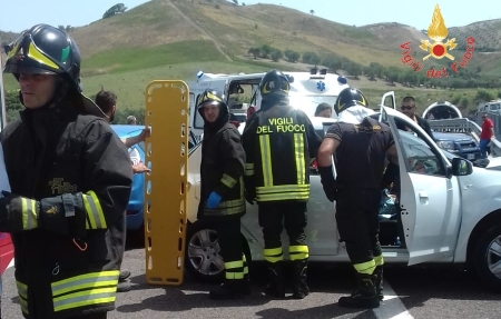 Incidente stradale nel Catanzarese, due feriti L'impatto è avvenuto tra lo svincolo di S.Maria di Catanzaro e lo svincolo di Loc. Germaneto