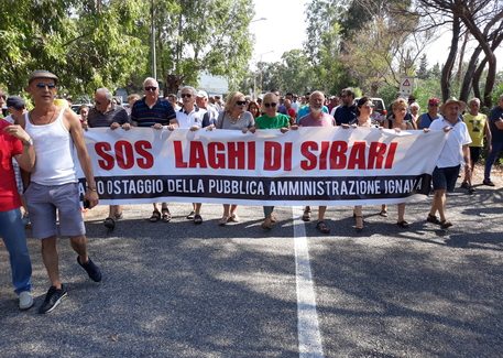 Protesta Laghi Sibari, no chiusura Stombi Corteo cittadini chiede interventi. "Siamo ostaggio Pa ignava"