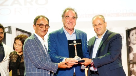 Oliver Stone premiato con la Colonna D’Oro di Affidato Si è conclusa una strepitosa edizione del Magna Graecia Film Festival