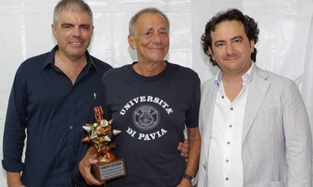 Roberto Vecchioni premiato con il Riccio d’argento Ai “Miti della musica d’autore”. Chiude trionfalmente il Reggio live fest