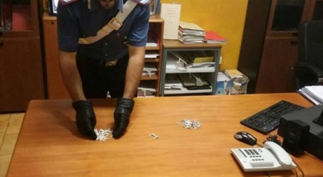 Prova a disfarsi droga gettandola nel water: arrestato I Carabinieri hanno sequestrato complessivamente 95 involucri di sostanze illecite