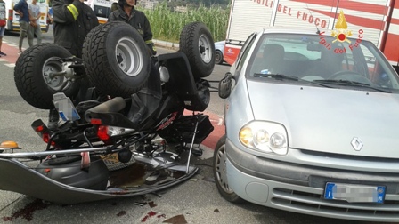 Scontro con auto: conducente quad incastrato sotto il mezzo L'uomo ha riportato gravi ferite al viso. Accertamenti da parte della Polizia Locale per ricostruire la dinamica dell'incidente