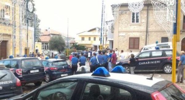 Boss vuol portare statua Madonna: processione interrotta Tensione dopo l'intervento dei Carabinieri. Le parole del vescovo Renzo: "Fatto increscioso". Il commento del mondo calabrese