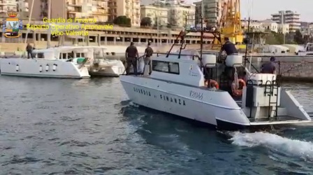 Contrasto immigrazione clandestina Guardia Finanza Recuperato un catamarano rubato ed arrestato il responsabile