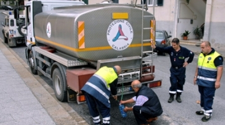 Manca acqua: Comuni del Reggino riforniti da autobotti Intervento della Protezione Civile per risolvere le criticità idriche di alcuni centri