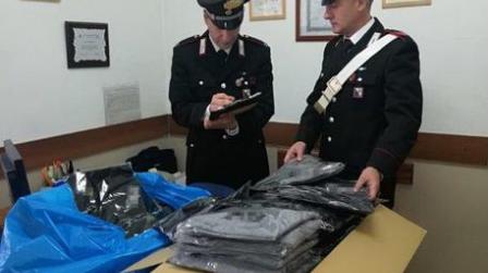 Trovato in possesso di maglie contraffatte, denunciato L'uomo è stato scoperto dai Carabinieri