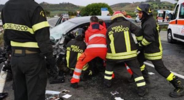 Grave incidente sulla strada statale 107: tre persone in ospedale in codice rosso Nell'impatto sono rimaste coinvolte tre autovetture. Sul posto Vigili del Fuoco, ambulanze del 118 e Polizia Stradale