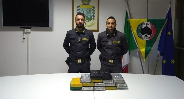 Sequestrati 17 chili di cocaina al porto di Gioia Tauro La droga è stata rinvenuta all’interno di un contenitore che trasportava semi di girasole proveniente dal porto argentino di Buenos Aires 