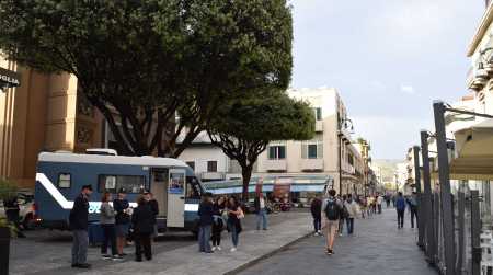 Camper Polizia di Stato contro la violenza di genere Ieri si è svolto il primo appuntamento del progetto “Questo non è amore”