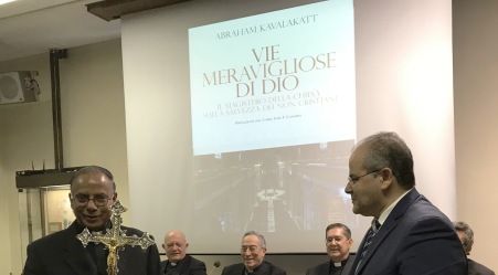 Presentato in Vaticano il libro “Vie meravigliose di Dio. Il Magistero della Chiesa sulla salvezza dei non cristiani” Per l’occasione l’orafo Michele Affidato ha realizzato una particolare croce per l’autore, Padre Abraham Kavalakatt