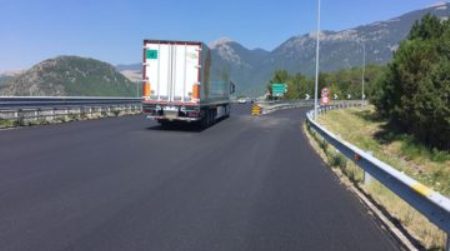 Paura sull’autostrada A2: auto invade corsia contromano La vettura era guidata da un anziano. Fortunatamente non si sono registrati incidenti