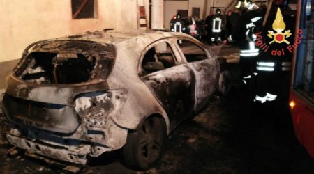 Auto interessata da fiamme danneggia anche palazzo Sul posto sono intervenuti i Vigili del Fuoco