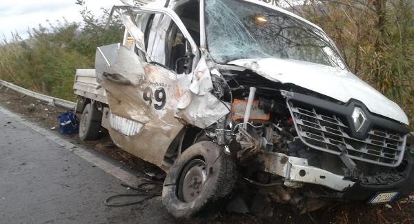 Incidente stradale nel Lametino, un morto e due feriti Scontro tra un trattore agricolo ed un furgone