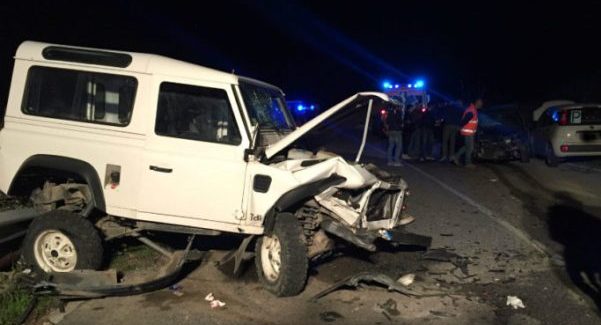 Auto invade corsia opposta: tre persone ferite Nell'incidente stradale è rimasto coinvolto un terzo veicolo