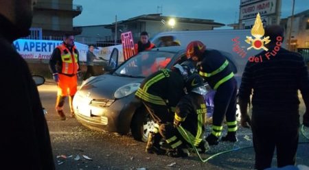 Incidente stradale sulla statale 106: due feriti lievi Necessario l'intervento del Vigili del Fuoco per estrarre dalle lamiere la donna che era alla guida di una delle due auto coinvolte nell'impatto