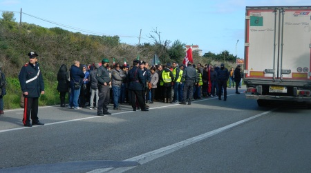 Vicenda ex Lsu-Lpu: lavoratori e sindaci sulla S.S.106 Sit-in di protesta per la stabilizzazione dei precari