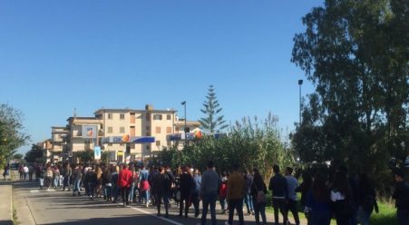 Strada statale 106 bloccata da studenti in protesta Continua la mobilitazione degli allievi del liceo scientifico "Galilei" di Trebisacce 