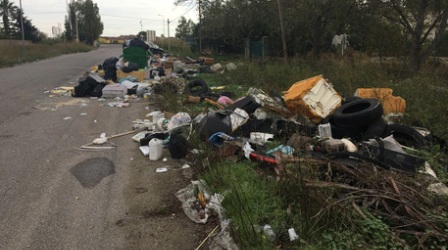 Automobilista getta rifiuti per strada: denunciato Individuato dai Carabinieri Forestali grazie al filmato di un cittadino. Verbale amministrativo di seicento euro per l'uomo