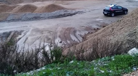 Abusivismo edilizio e gestione rifiuti, sequestrata area Individuata dai Carabinieri durante un controllo. Due persone denunciate