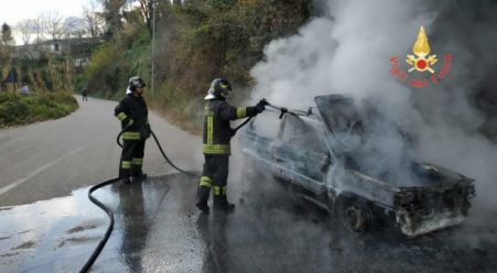 Veicolo in fiamme sull’A2, traffico momentaneamente bloccato Sul posto sono presenti le squadre Anas e le forze dell'ordine per la gestione del traffico