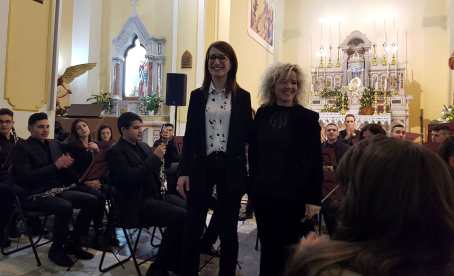 L’Orchestra di fiati di Cinquefrondi incanta Varapodio Standing ovation per i musicisti diretti dal maestro Cettina Nicolosi. Guest star, Ilenia Surace, che ha scaldato i cuori con la sua splendida voce