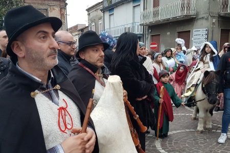 Varapodio come Betlemme, successo per il Presepe vivente Tutti i cittadini hanno fatto rivivere la natività in un paese ricreato ad arte