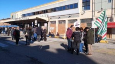 Lsu-Lpu: riprende protesta fuori dalla stazione di Lamezia I manifestanti chiedono il rifinanziamento del fondo di 50 milioni di euro per il precariato storico calabrese e lo sblocco delle assunzioni negli enti locali