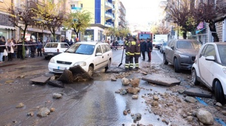 Scoppia condotta, cede parte sede stradale a Cosenza Un'automobile è rimasta bloccata nell'asfalto a causa della grossa buca che si è aperta