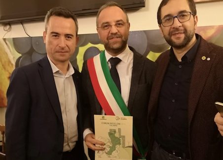 Comuni ricicloni 2018, Legambiente premia Frascineto La municipalità guidata dal Sindaco Angelo Catapano è risultata la più virtuosa del Parco Nazionale del Pollino e la terza in Calabria tra i piccoli comuni che hanno scelto e creduto nel sistema di raccolta differenziata