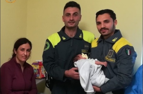 Migranti, Finanzieri salvano bambino di pochi mesi Durante le operazioni di assistenza a seguito di uno sbarco. Era intrappolato con la madre nella barca incagliata a pochi metri dal lido del mare