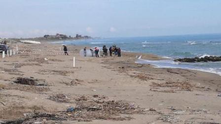 Cadavere migrante ritrovato su una spiaggia calabrese Il corpo dell'uomo è stato individuato da un passante