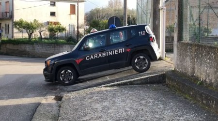 Calabria, arrestato due volte da Carabinieri nel giro di 12 ore Picchia due fidanzatini, si scaglia contro gli uomini dell'Arma intervenuti e poi l'evasione dai domiciliari