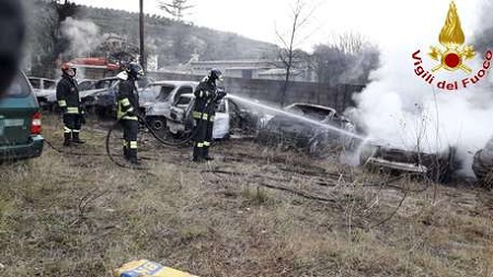 Incendio in un deposito auto, danneggiate dieci vetture Gli investigatori non escludono l'ipotesi dolosa del rogo