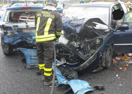 Auto contro pattuglia Polstrada su A2, traffico bloccato Illesi i due agenti, grave il conducente della vettura