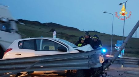 Incidente sulla Statale 106, ferito un ventiquattrenne Sul posto il 118, i Vigili del Fuoco ed i Carabinieri per i rilievi