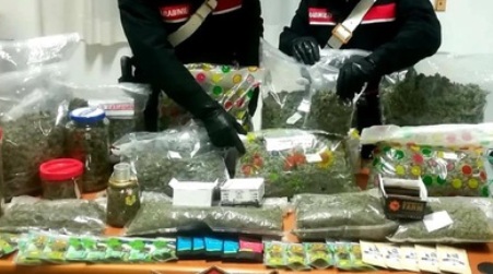 Marijuana venduta come cannabis light, arresto 32enne L'uomo è titolare di un negozio a Gioia Tauro