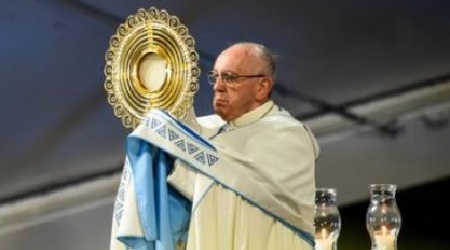 I paramenti sacri di Papa Francesco prodotti in Calabria Sono stati utilizzati per la Giornata della Gioventù svoltasi a Panama