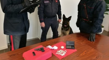 Spaccio e detenzione arma clandestina, in manette 32enne I Carabinieri hanno sequestrato una pistola calibro 6,35 con matricola abrasa, cento grammi di cocaina ed un bilancino di precisione