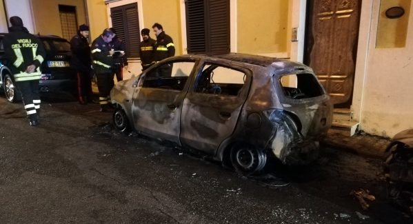 Palmi, data alle fiamme l’auto dell’avvocato Papalia Sul posto sono intervenuti sul posto i Carabinieri ed i Vigili del Fuoco