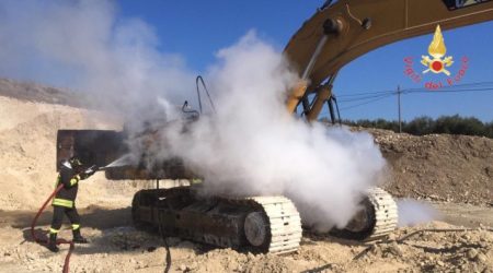 Corto circuito causa incendio escavatore, illeso operaio Necessario l'intervento dei Vigili del Fuoco per spegnere le fiamme